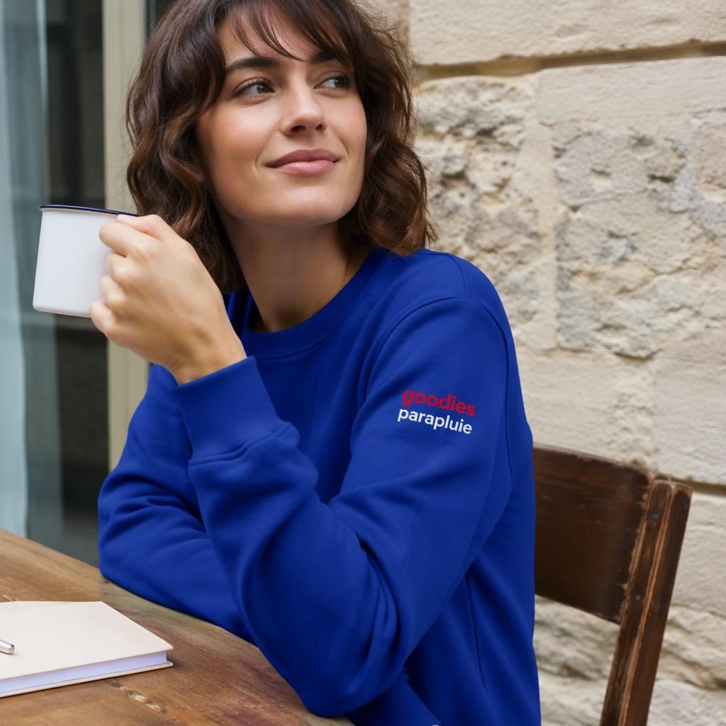 Sweatshirt bleu roi en mockup photo réaliste, logo goodies parapluie rouge et blanc imprimé sur la manche