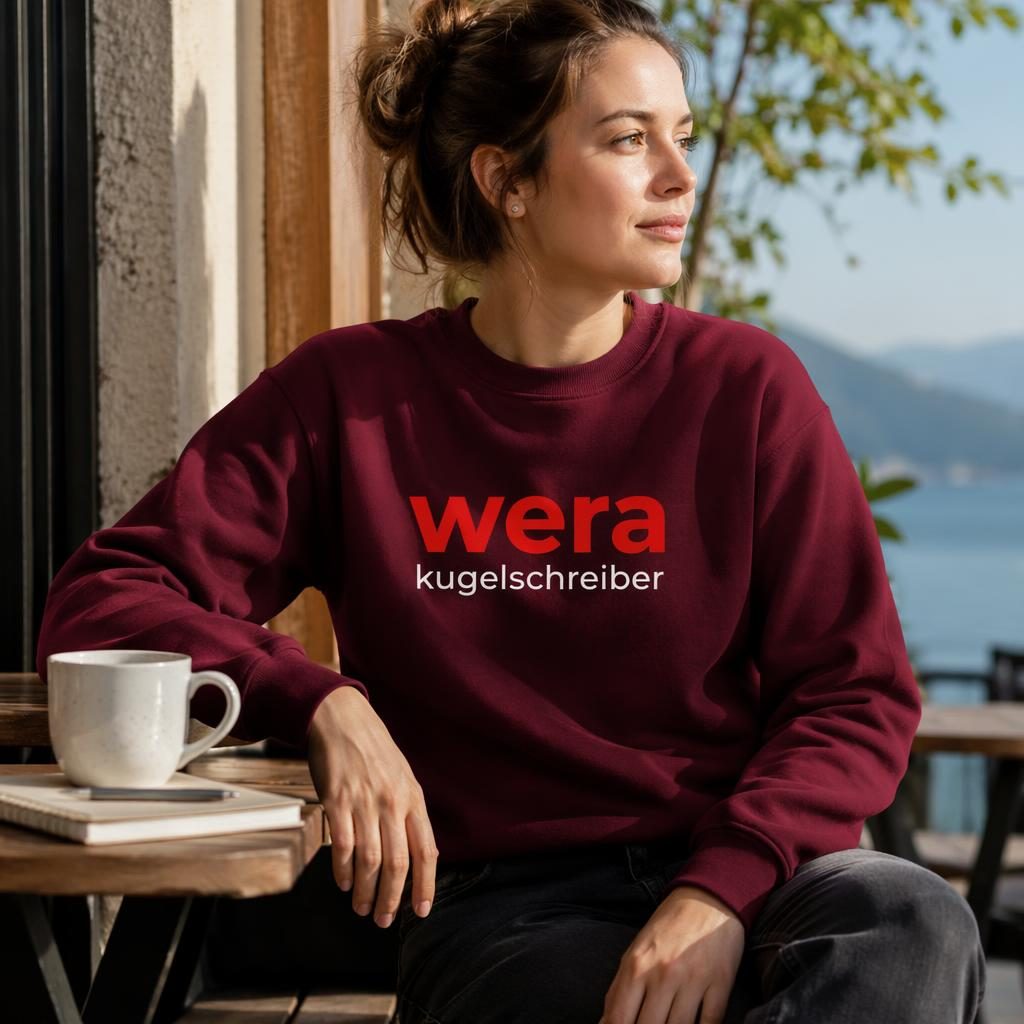 Fotorealistisches bordeauxfarbenes Sweatshirt mit wera kugelschreiber Logo mittig auf der Brust, outdoor inszeniert.