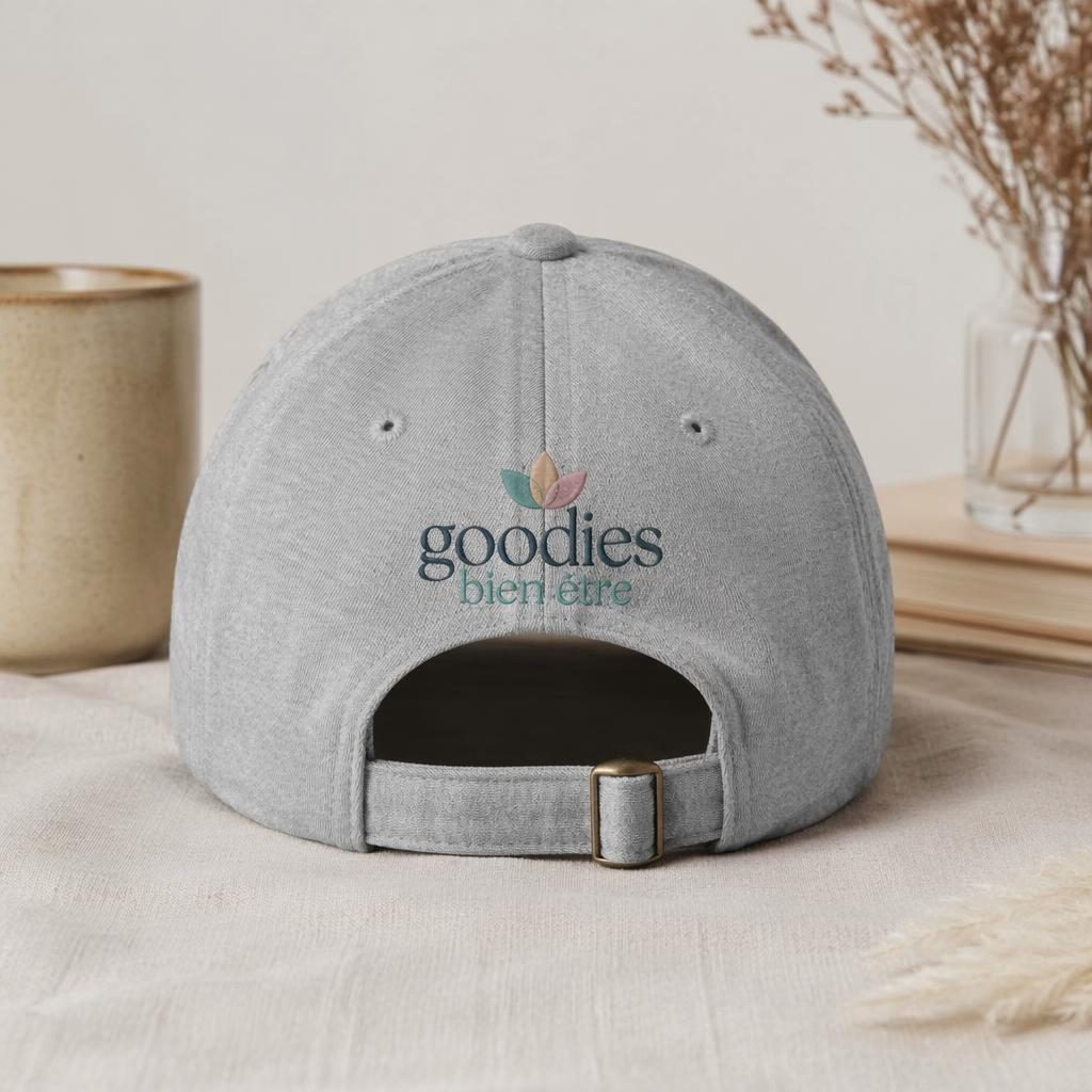 Casquette gris chiné vue à plat en studio, logo goodies bien etre imprimé au dos, texture textile naturelle nette