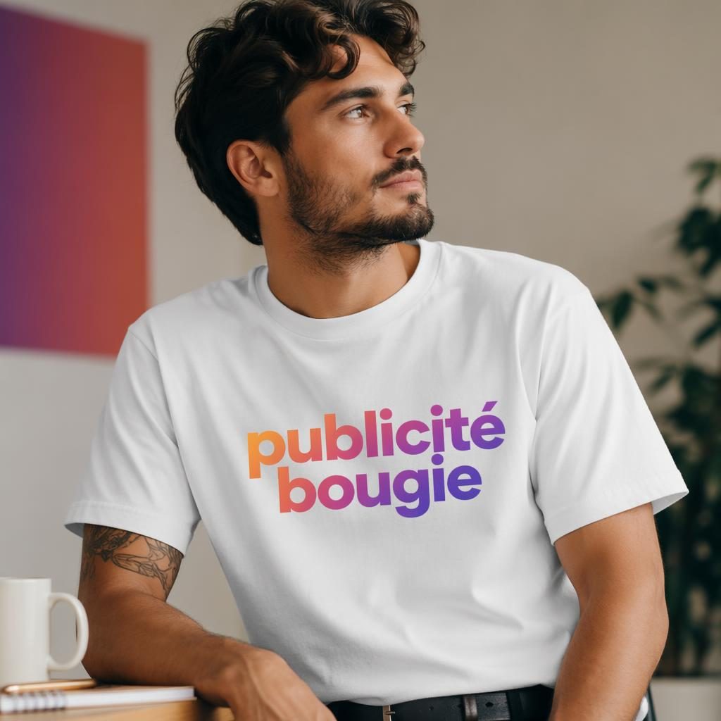 Modèle portant un t-shirt blanc avec logo dégradé publicité bougie au centre, photo studio nette et réaliste.
