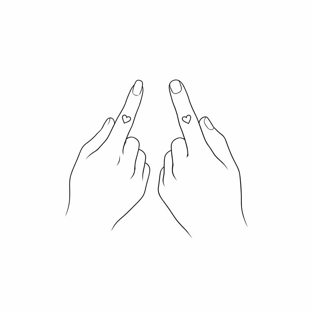 Minimalistisches Fineline-Tattoo eines kleinen Herzmotivs für den Finger auf weißem Papier, scharfe Linien.