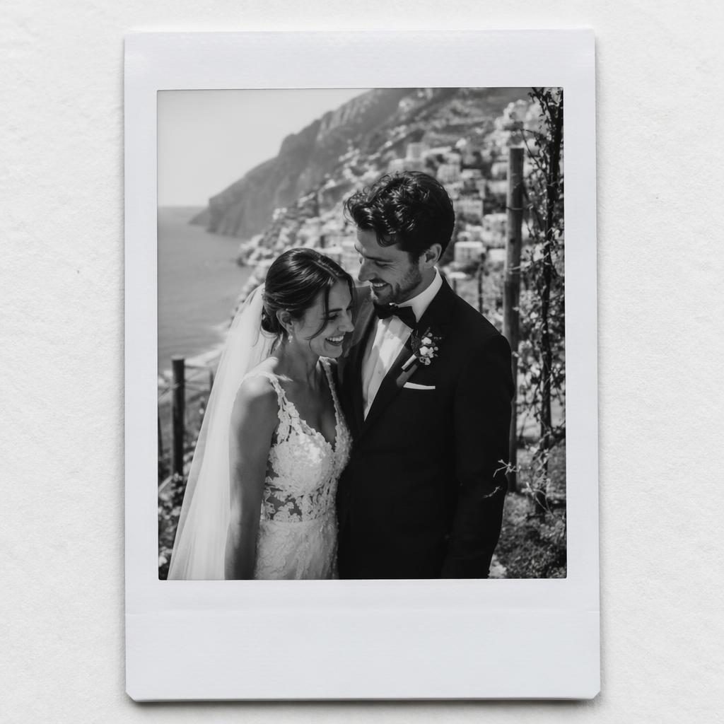 Portrait de couple de mariage en noir et blanc devant une grange rustique et un vignoble en falaise à Positano