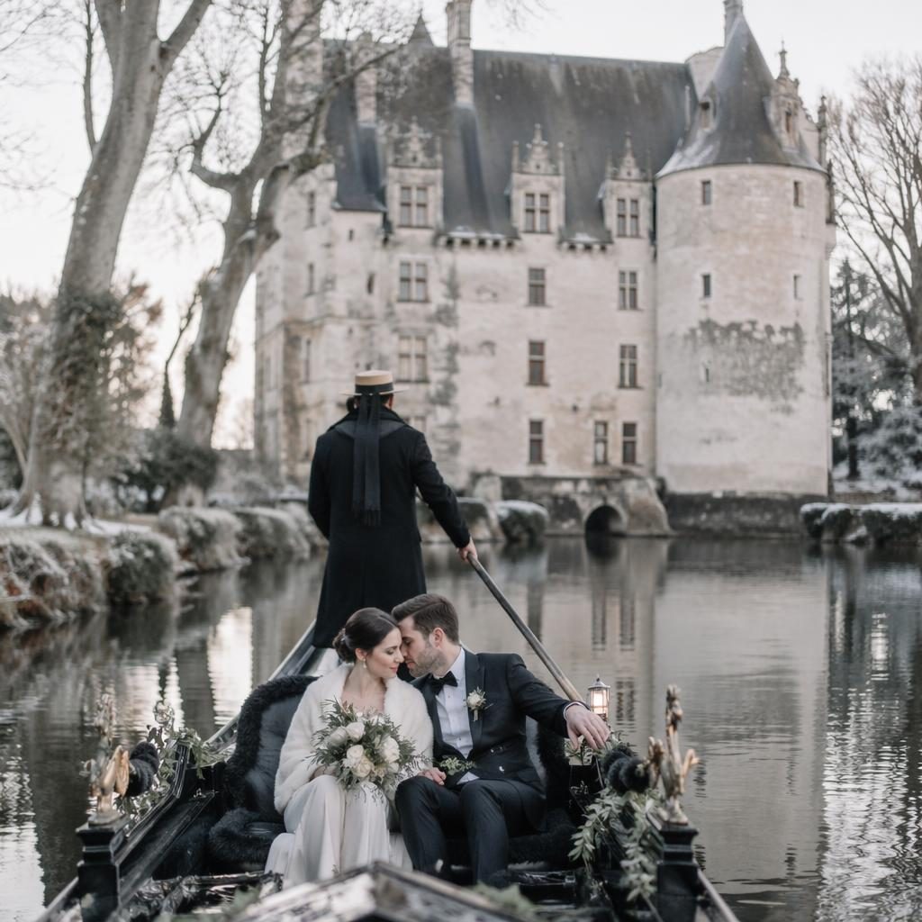 Entrée de réception de mariage au château en hiver, couple près d’une gondole vénitienne, palette sauge et blanc