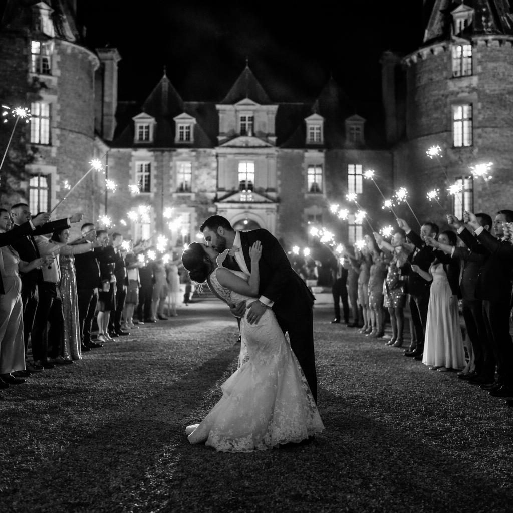 Marié se préparant dans un château au printemps, photo éditoriale noir et blanc, départ nocturne aux cierges magiques