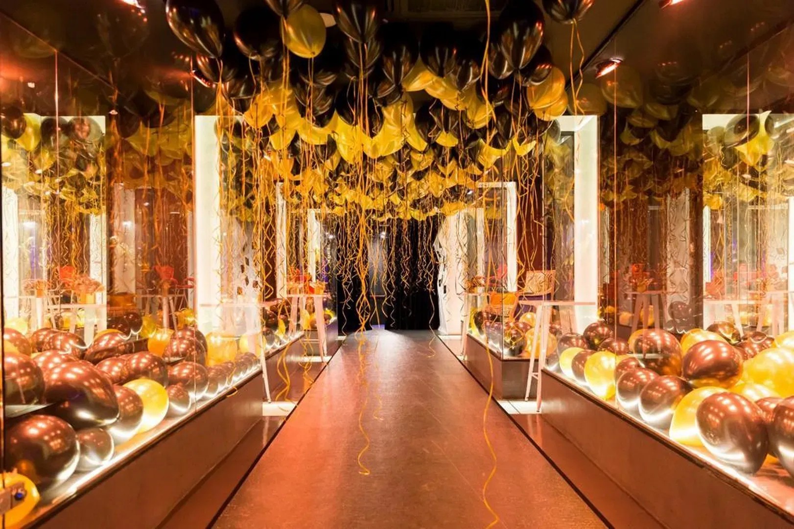 SHOWROOM FASHION BAR