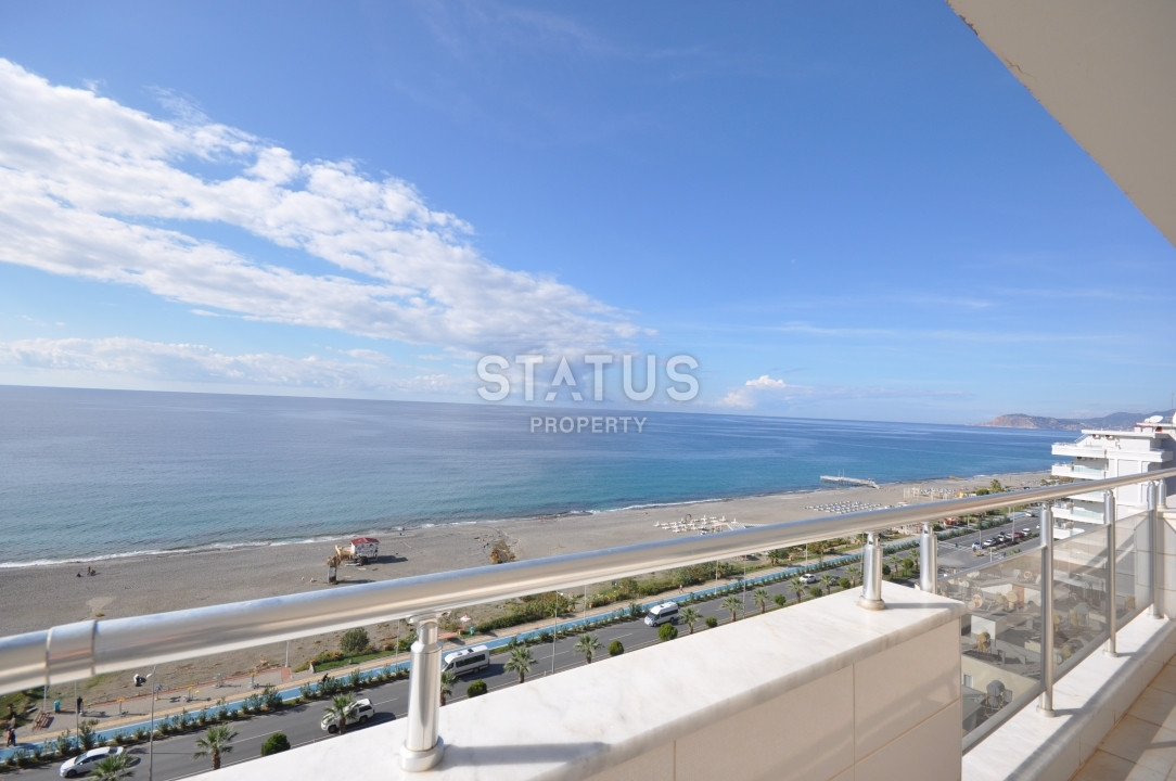 Large penthouse 3+1 with direct sea views, 280 m2 in Mahmutlar. фото 1