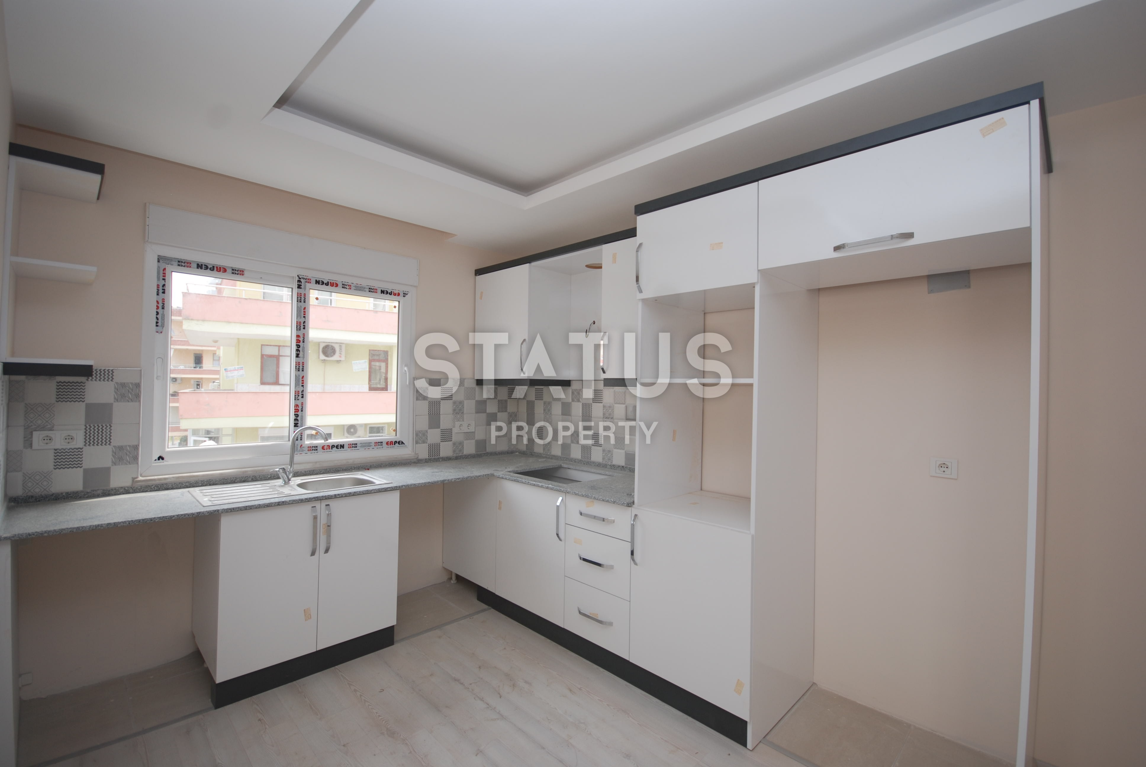 Three-room apartment renovated at a great price in a new complex, 80 m2. фото 1