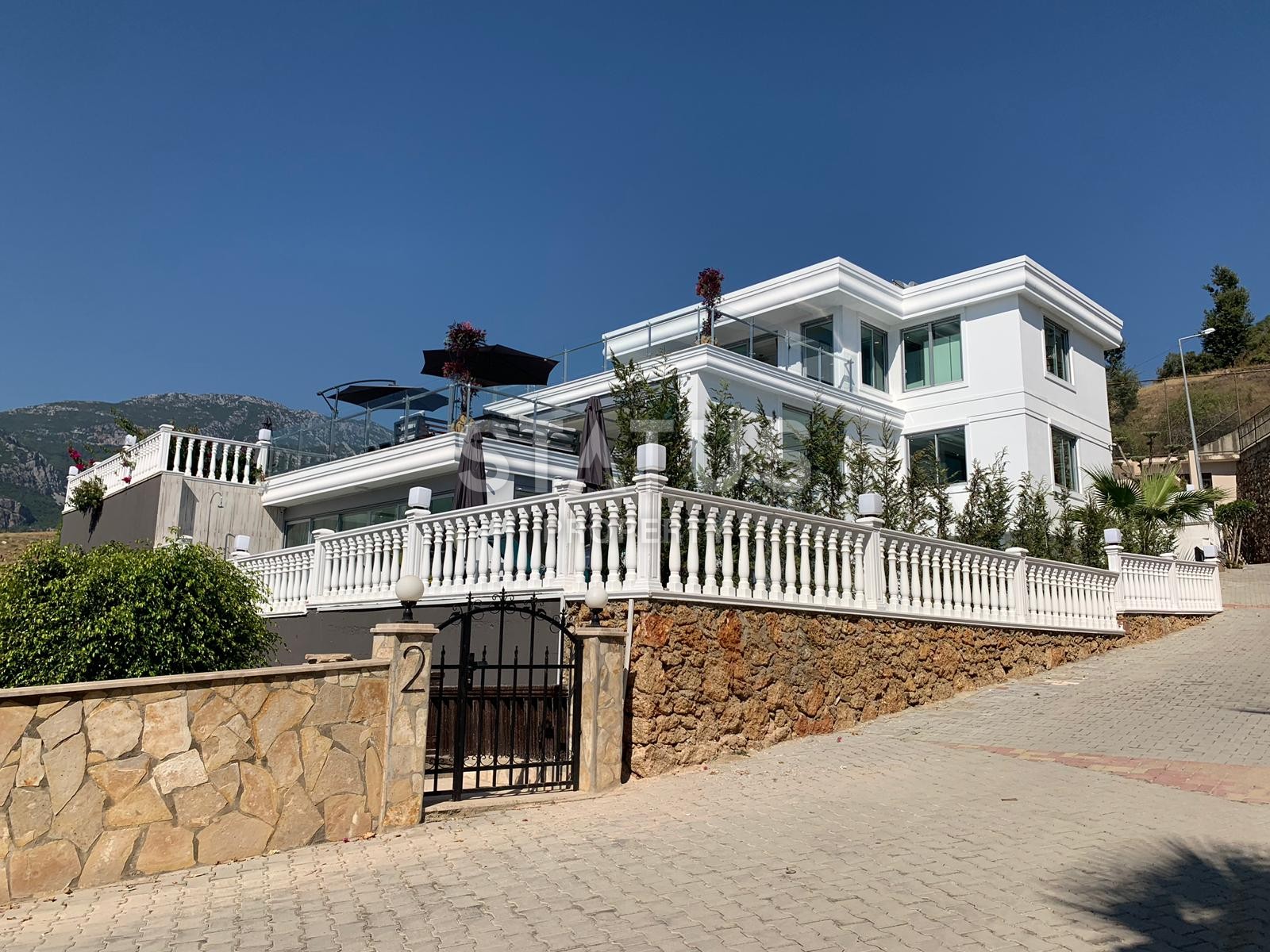 Luxurious villa with stunning views of the mighty mountains in Kargicak. 450 sq.m. фото 1