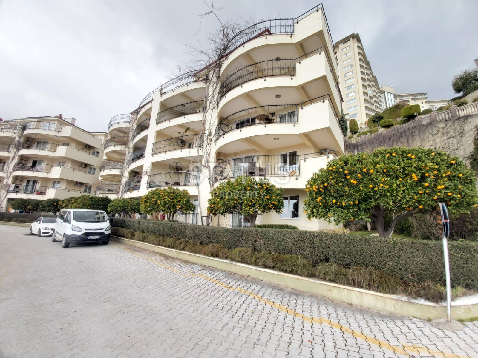 Duplex with a garden in one of the richest complexes in Kargicak. 150m2 фото 1