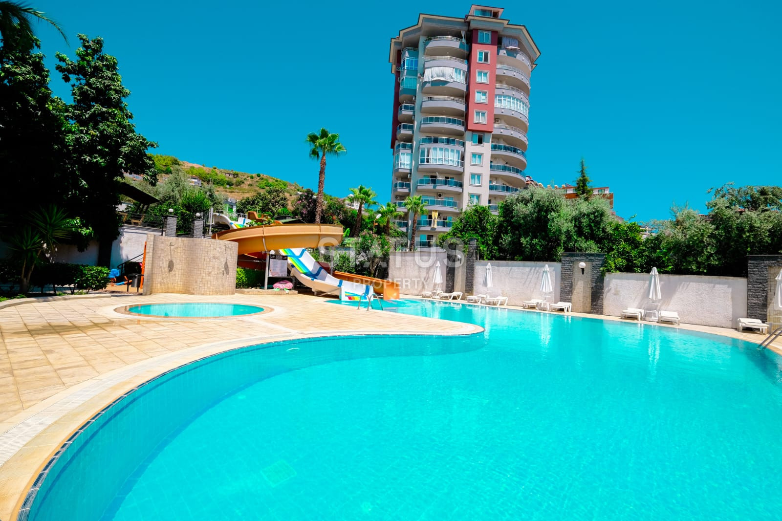 Spacious one-bedroom apartment overlooking the sea and the fortress of Alanya. 100m2 фото 1