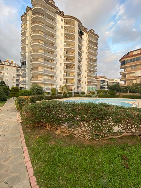 Spacious three-room apartment with a good location in OBA. 120m2 фото 1