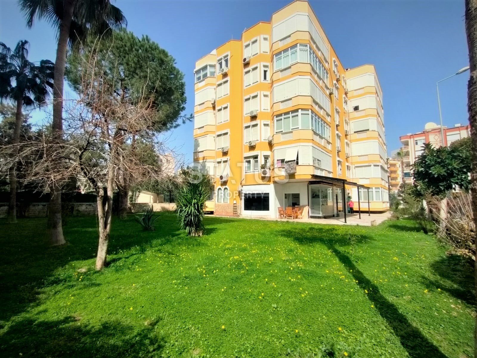 Spacious furnished three-room apartment 100m from the sea in Tosmur. 140m2 фото 1