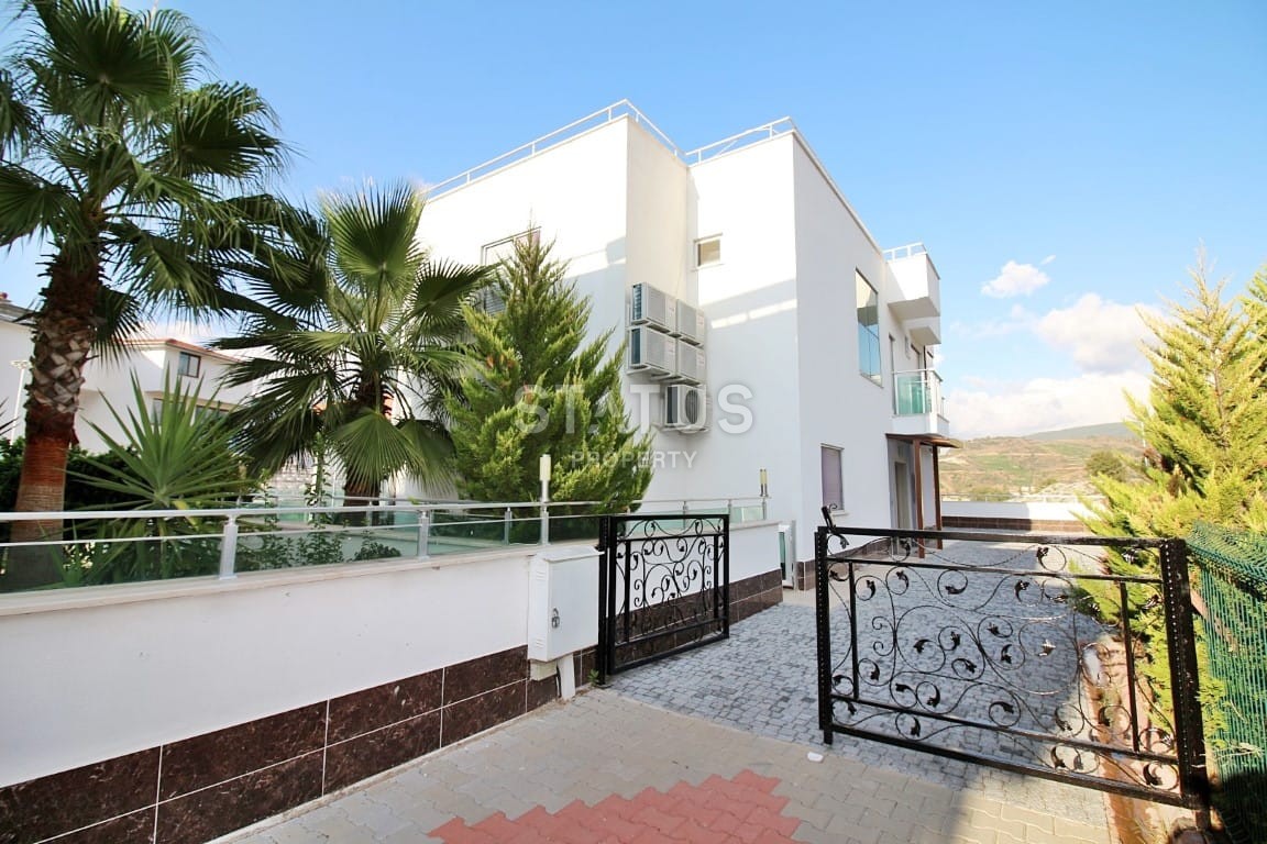 Two-storey spacious villa 5+1 with a private garden and swimming pools in the Kargicak area, 280m2 фото 1