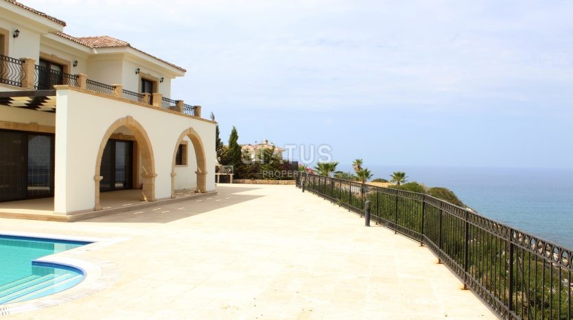 5-room villa 410 m? 100 meters from the sandy beach. фото 1