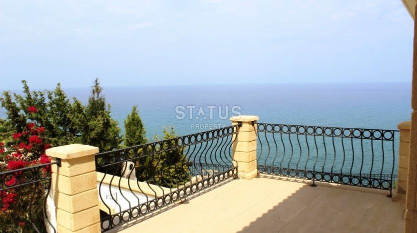 5-room villa 410 m? 100 meters from the sandy beach. фото 2
