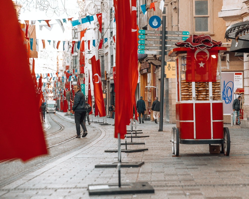 улица с турцекими флагами