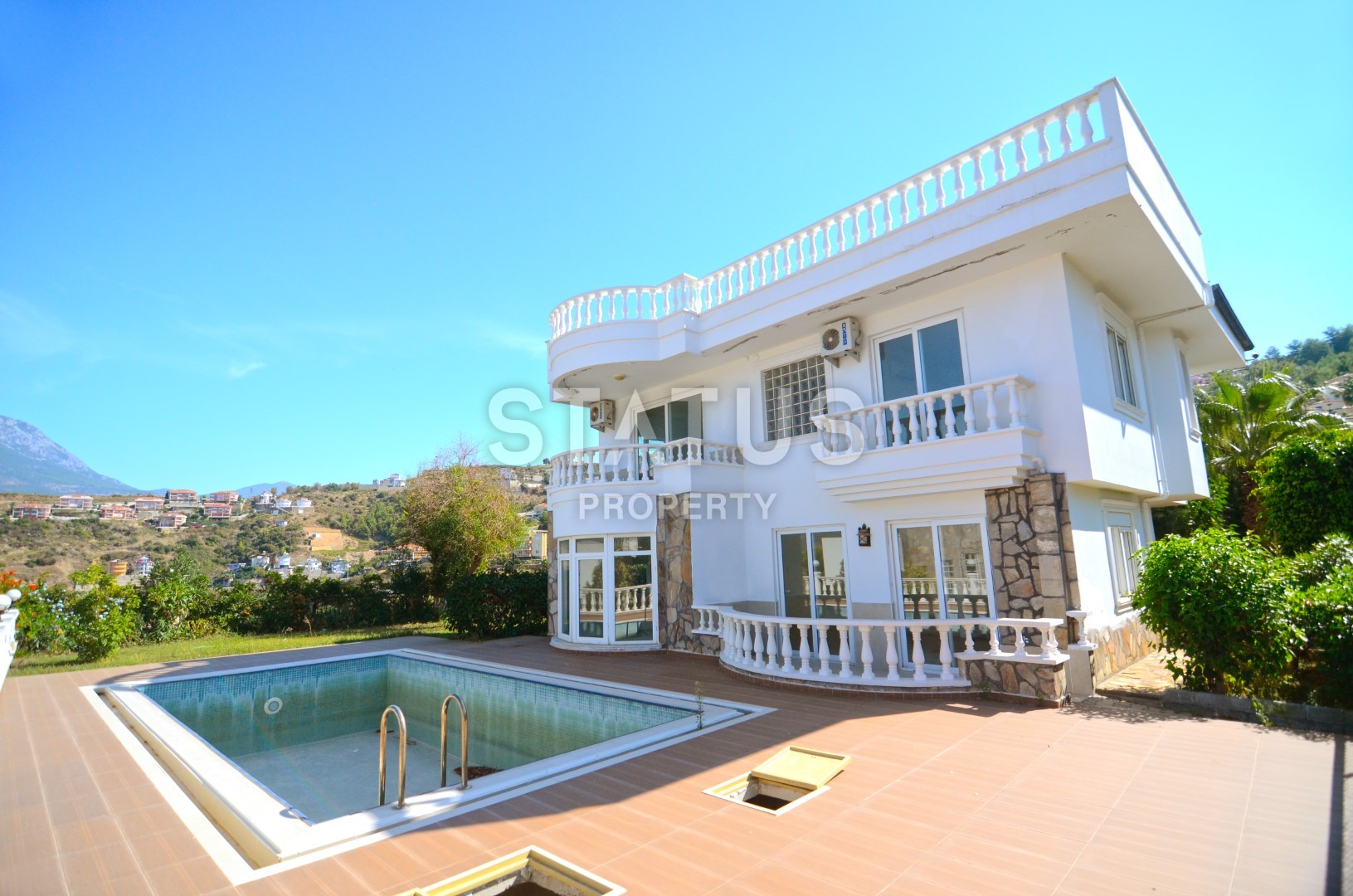 Villa 4+1 with a garden, a swimming pool and a sauna in Kargicak, 680 m2 фото 1
