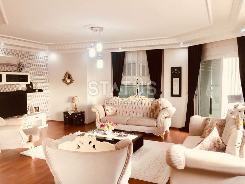 Large apartment 5+1 in the center of Alanya, 300 m2 фото 1