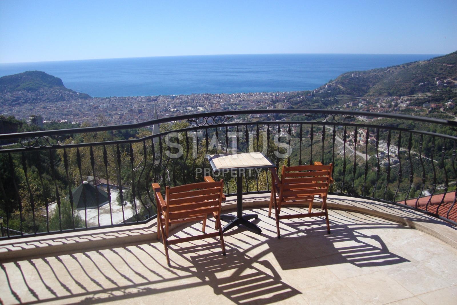 Villa 5+2 overlooking the sea and the historic fortress, 365 m2. Center, Alanya. фото 1
