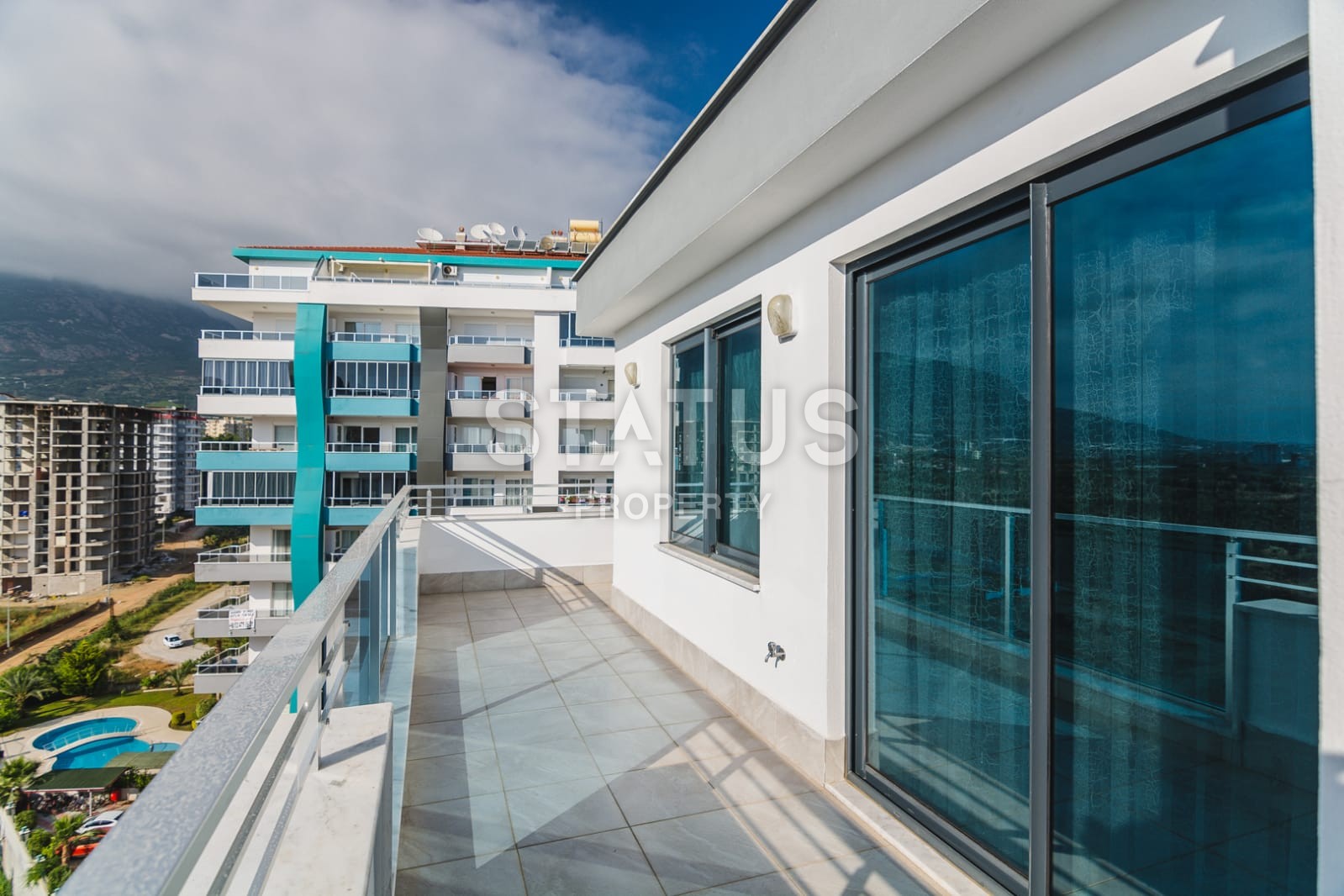 Two-level penthouse 2+1 with sea and mountain views, 150 m2. Alanya, Mahmutlar. фото 2