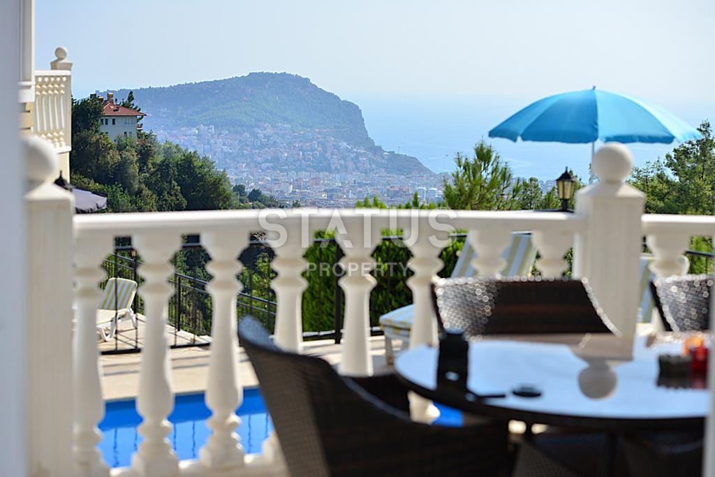 Villa 3+1 with a private area and a swimming pool at a good price. Center, Alanya. фото 1