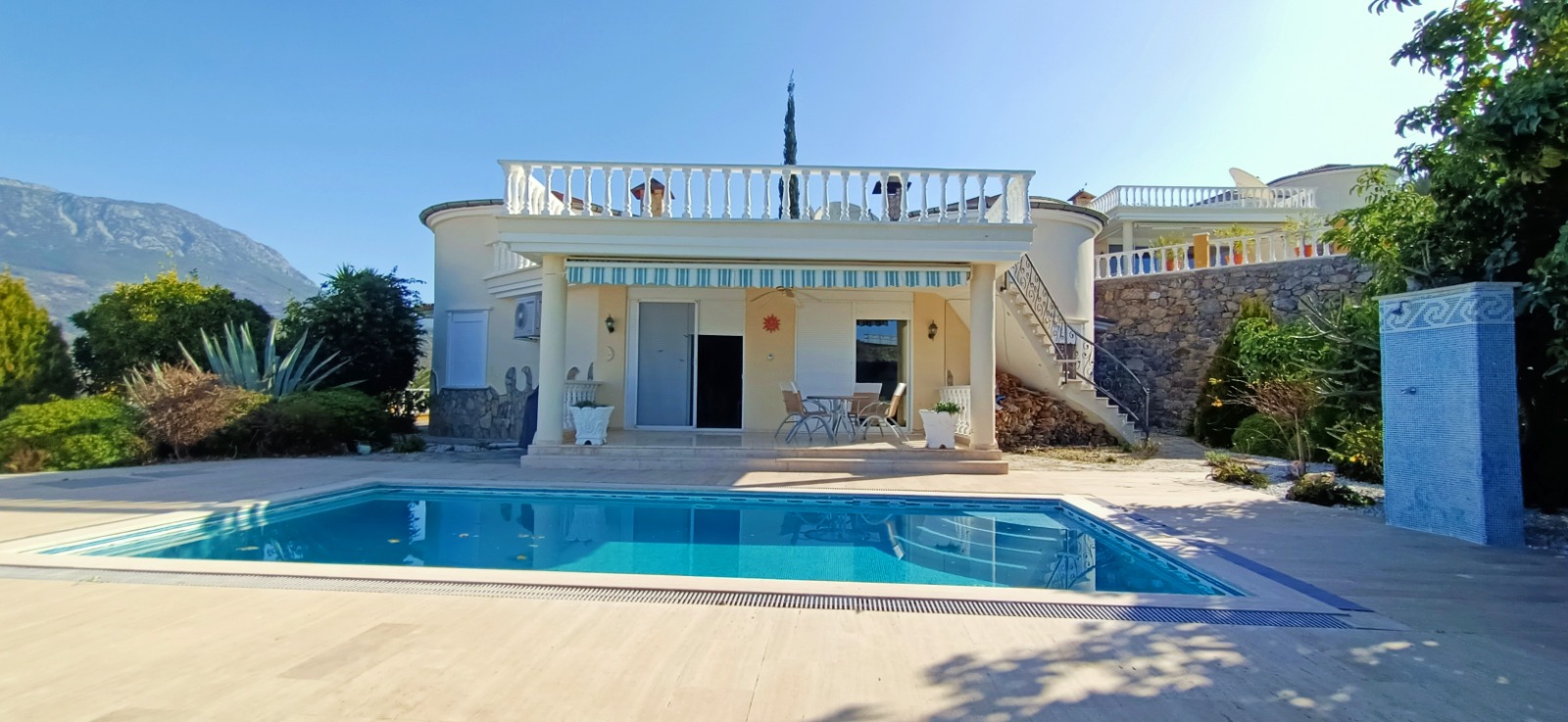 Detached 3+1 furnished villa with pool in Kargicak, 605 m2 фото 1