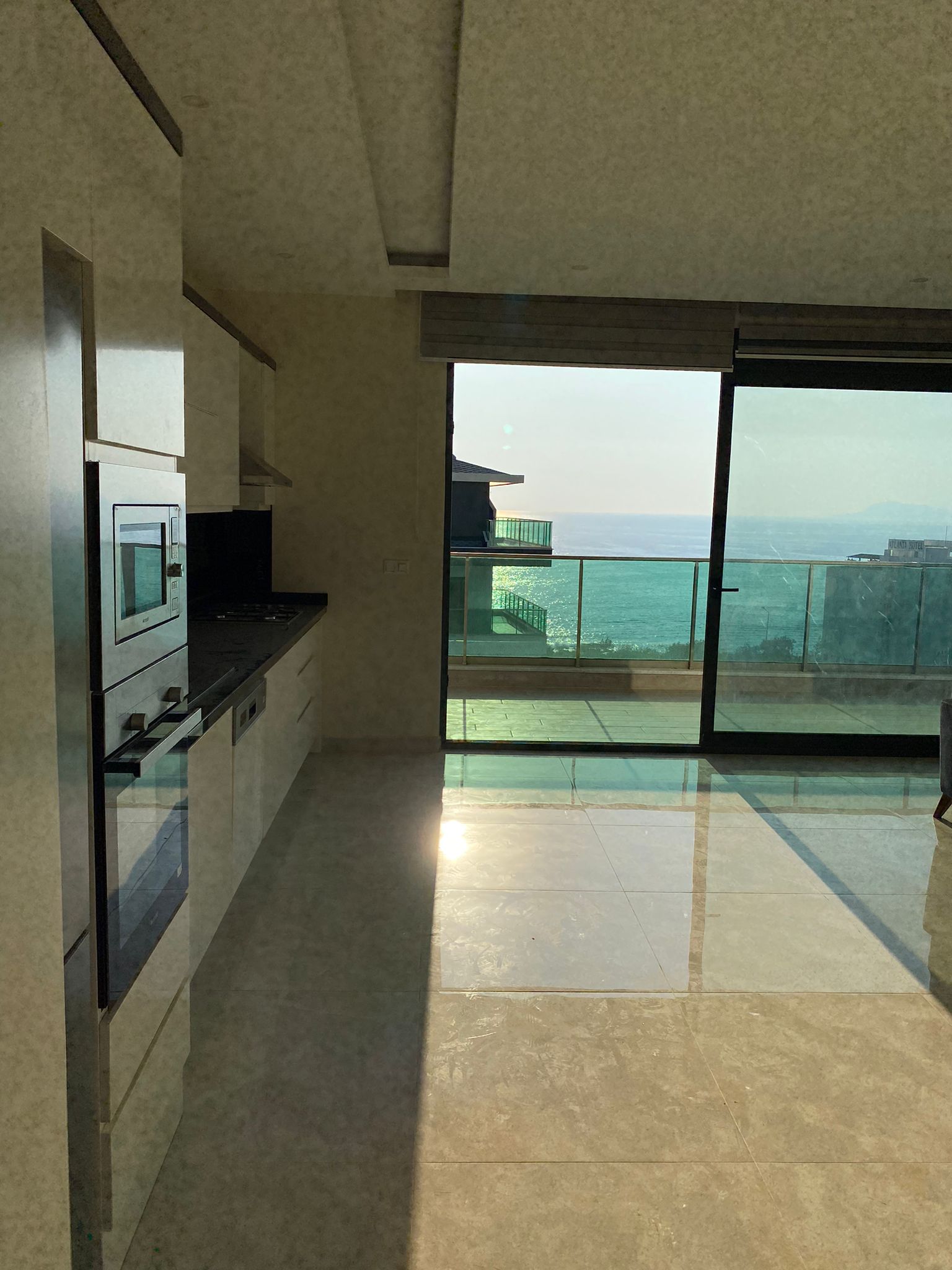 Трехкомнатная квартира с видом на море в комплексе на первой береговой линии в районе Каргыджак, 115м.кв фото 2