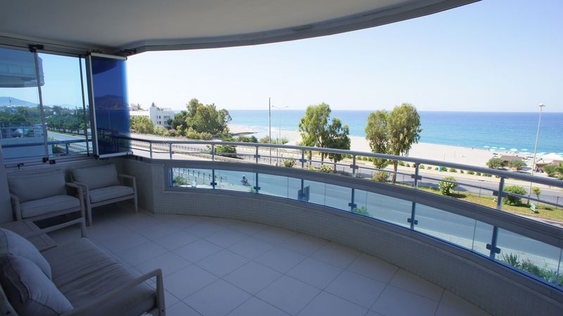 Apartment 3+1 50 meters from the sea in Tosmur, 160 sq.m. фото 1