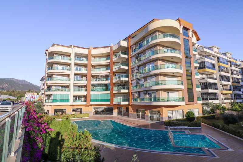 Large penthouse 4+1 with sea views in the Kestel area, 250 m2 фото 1