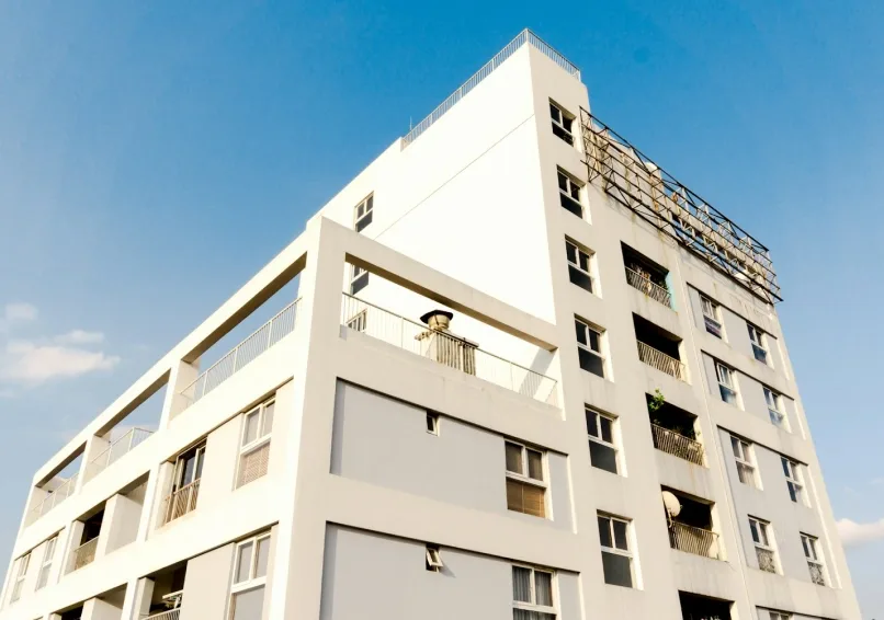 Bytový dům s balkony a okny, jehož technický stav je důležité prověřit před koupí bytu.