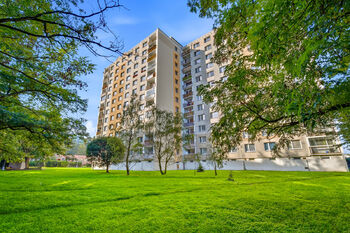 Střekov: Praktické 2+1 s balkonem, soukromí i centrum na dosah.