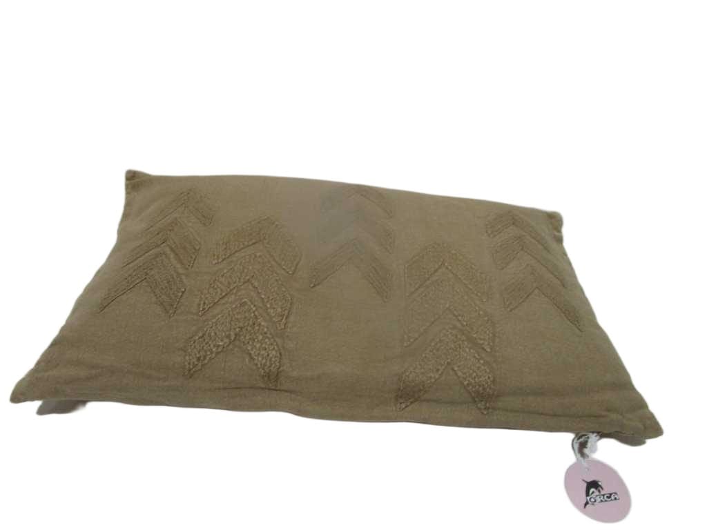 Cushion 30x50 Cm - Filling 275gsm Vaccum Packed - 100% Cotton Plain Fabric Front And Back With Chenille And Cotton Yarn Applique And Enzyme Washed