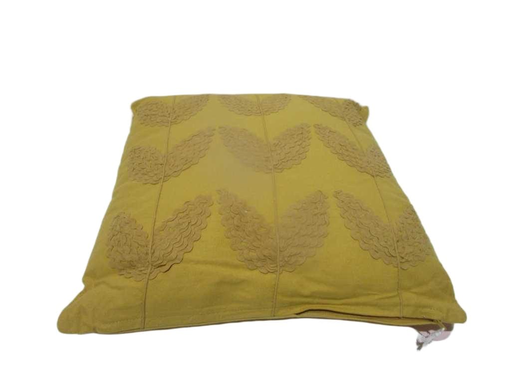 Cushion 45x45cm - Filling 425gsm Vaccum Packed - Cotton Plain Fabric Front And Back, With Ric Rac Lace And Cotton Cord Applique