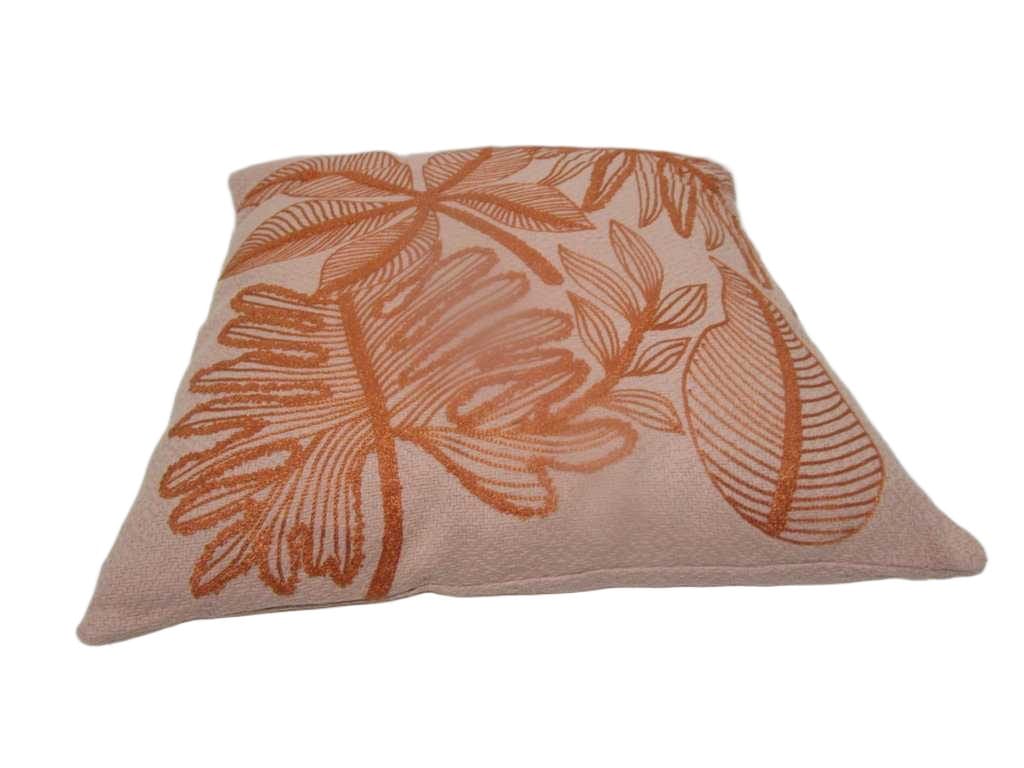 Cushion 45x45cm - Filling 425gsm Vaccum Packed - Cotton Dobbyfront And Back, With Boucle And Chainstitch Embroidery