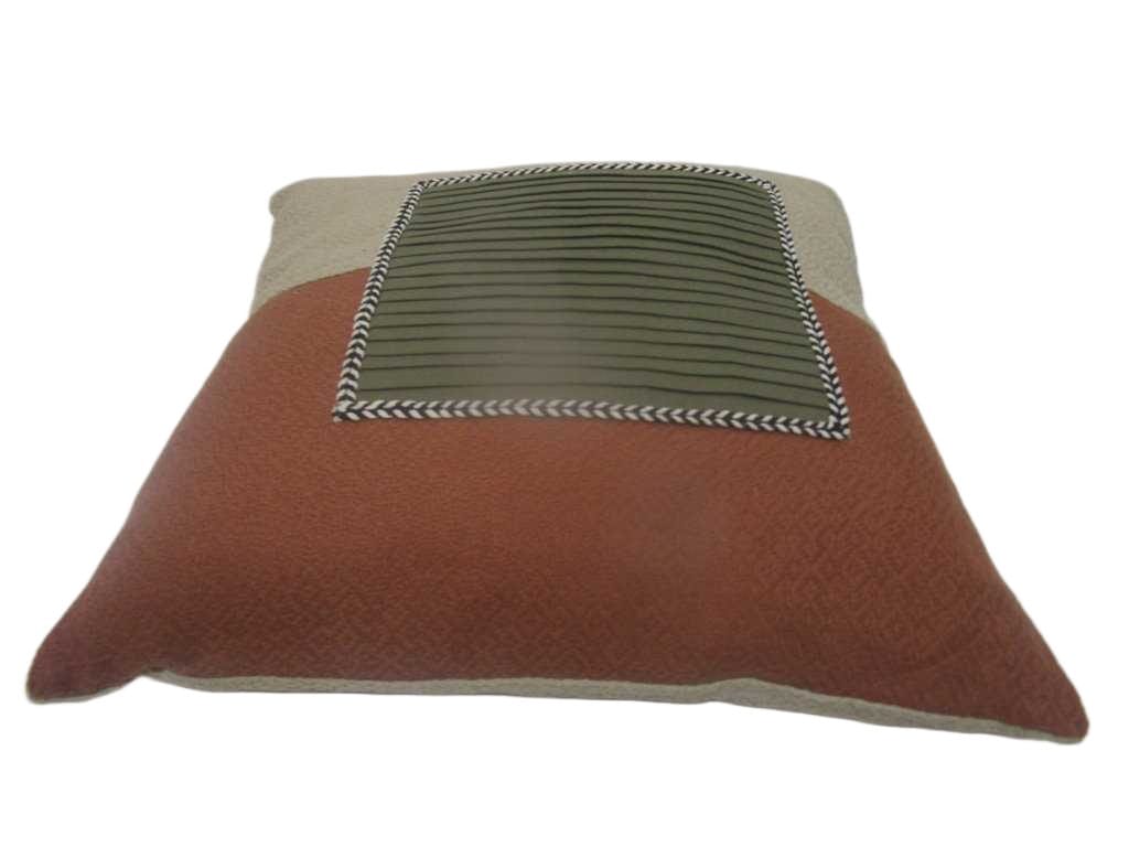 Cushion 45x45cm - Filling 425gsm Vaccum Packed - Front Cotton Dobby, Cotton And Back Cotton Dobby, With Patchwork, And Pleated Square Fabric And V Braid Lace Applique