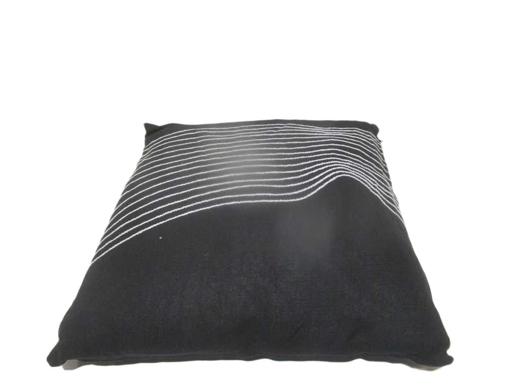 Cushion 45x45cm - Filling 425gsm Vaccum Packed - 100% Cotton Slub Front And Back, With Chenille Yarn Applique