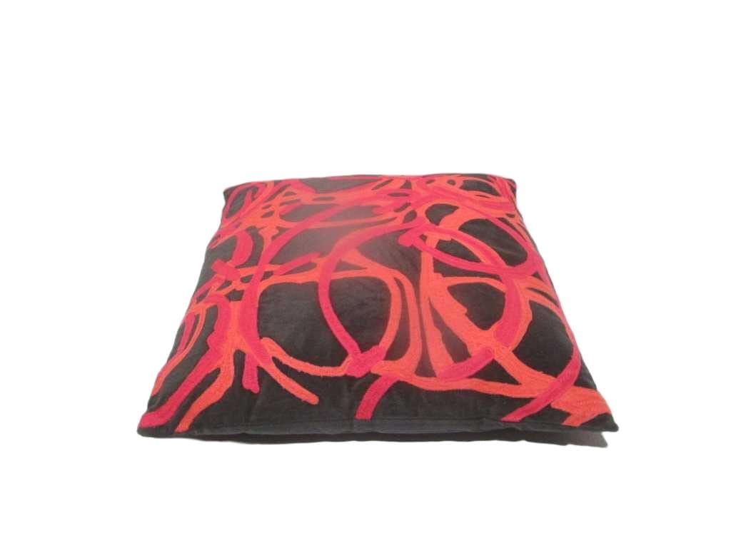 Cushion 50x50cm With Embrodery On Polyvelvet Zipper With 500grs Filling Vaccum Packing