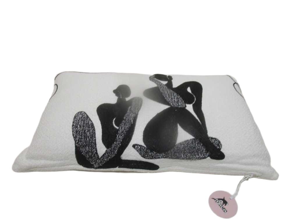 Cushion 30x50cm - Filling 275gsm Vaccum Packed - 100% Cotton Dobby Front And Back, With Boucle And Chainstitch Embroidery