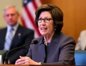 Collins de la Fed plaide pour prudence sur les baisses de taux.