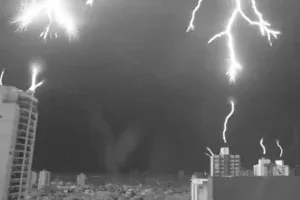 High-Speed Camera Captures Photo Showing How Lightning Rods Work During an Electrical Storm

Une caméra à haute vitesse capture une photo montrant comment les parasurtenseurs fonctionnent pendant un orage électrique.