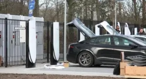 Tesla introduces ‘Drive on Sunshine’ solar charging feature
Tesla lance la fonctionnalité de recharge solaire « Drive on Sunshine »