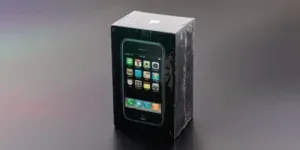 Une boîte contenant un iPhone original (OG) va être mise aux enchères pour 50 000 $.