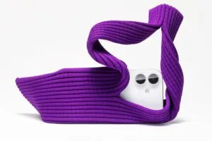 Apple et Issey Miyake : l'iPhone Pocket textile à 249,95 € souvent en rupture