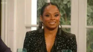 Star de Strictly, Fleur East, lance une blague coquine sur Saturday Kitchen.