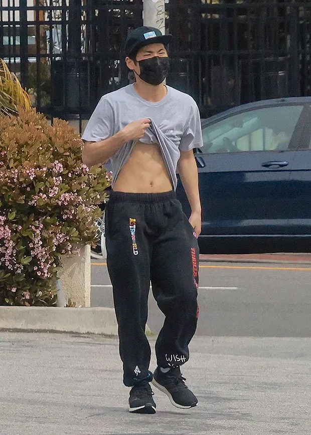 Pax Jolie-Pitt, 19 ans, lève son t-shirt pour dévoiler ses abdominaux sculptés lors d'une sortie en solo à Los Angeles : Photos