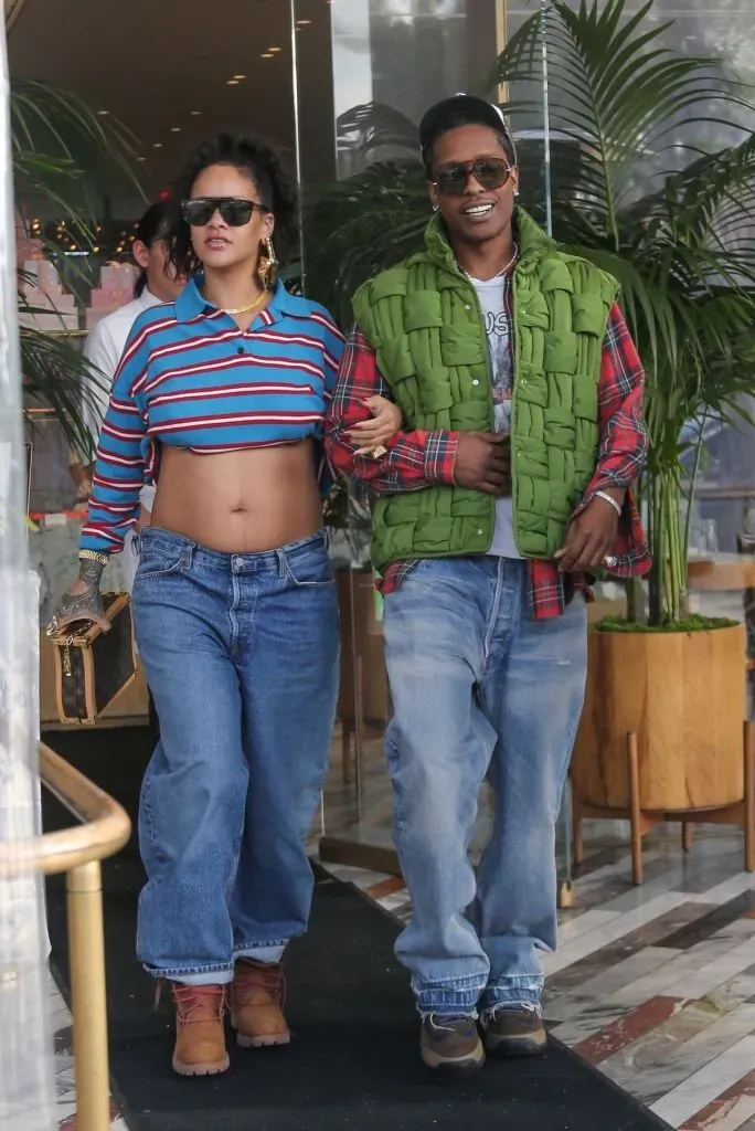 Rihanna et A$AP Rocky enceinte se promènent en faisant du shopping à West Hollywood.