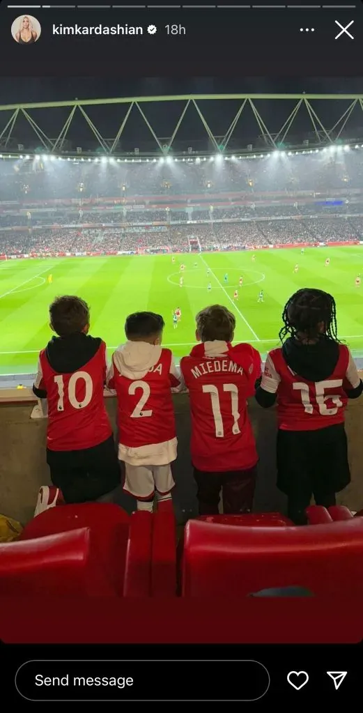 Kim Kardashian se lance dans une aventure footballistique avec son fils Saint, qui comprend une étape au match de football d'Arsenal F.C. en Angleterre.