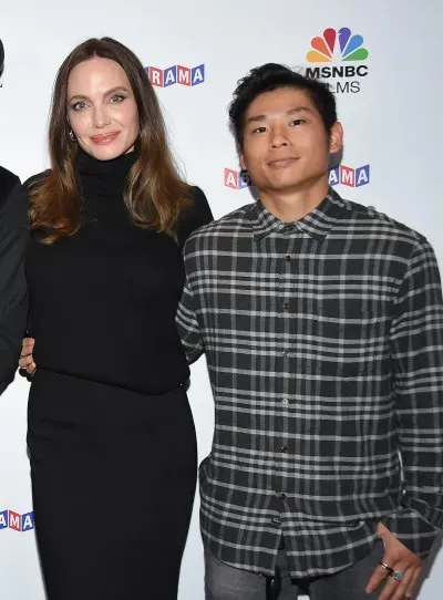 Musclé ! Pax Jolie-Pitt dévoile ses abdominaux toniques en T-shirt de sport et en survêtement, alors qu'il fait des courses.