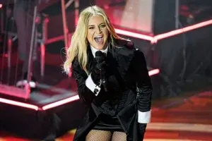 Kelsea Ballerini Interrompt Son Propre Concert Pour Demander Des Nouvelles de la Liste de Morceaux du Premier Soir de Taylor Swift