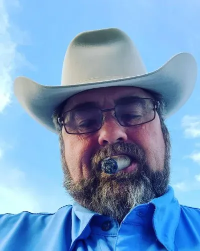 Que est-il arrivé à Jimmy Don Holmes de ‘Fixer Upper’ ? Découvrez où se trouve aujourd'hui l'artiste métallier.